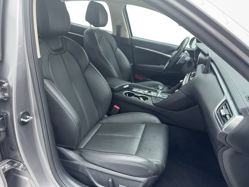 Used 2025 Genesis G70 2.5T RWD image 28