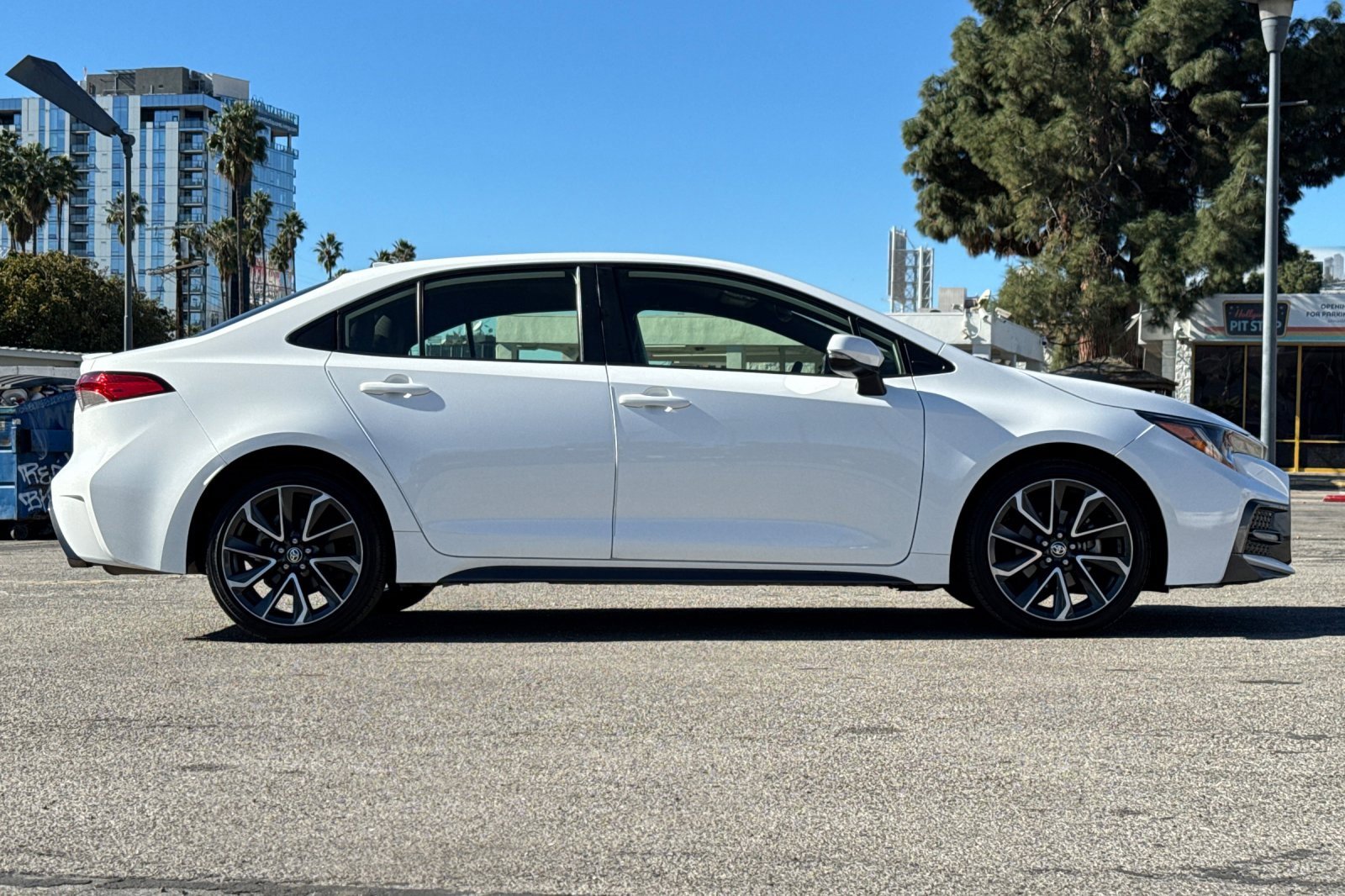 Used 2022 Toyota Corolla SE image 3