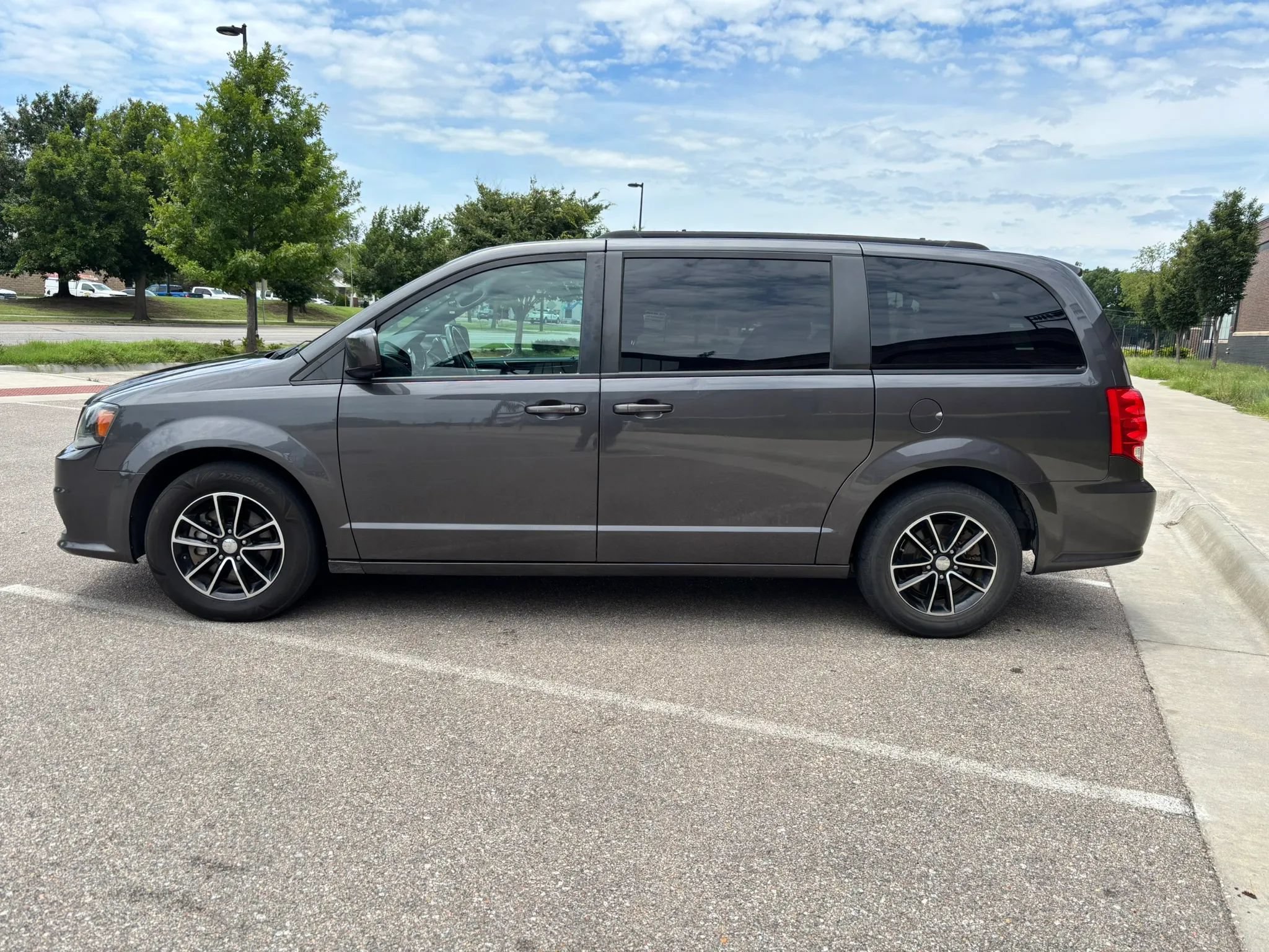 Used 2018 Dodge Grand Caravan SXT w/ Blacktop Package FWD image 4