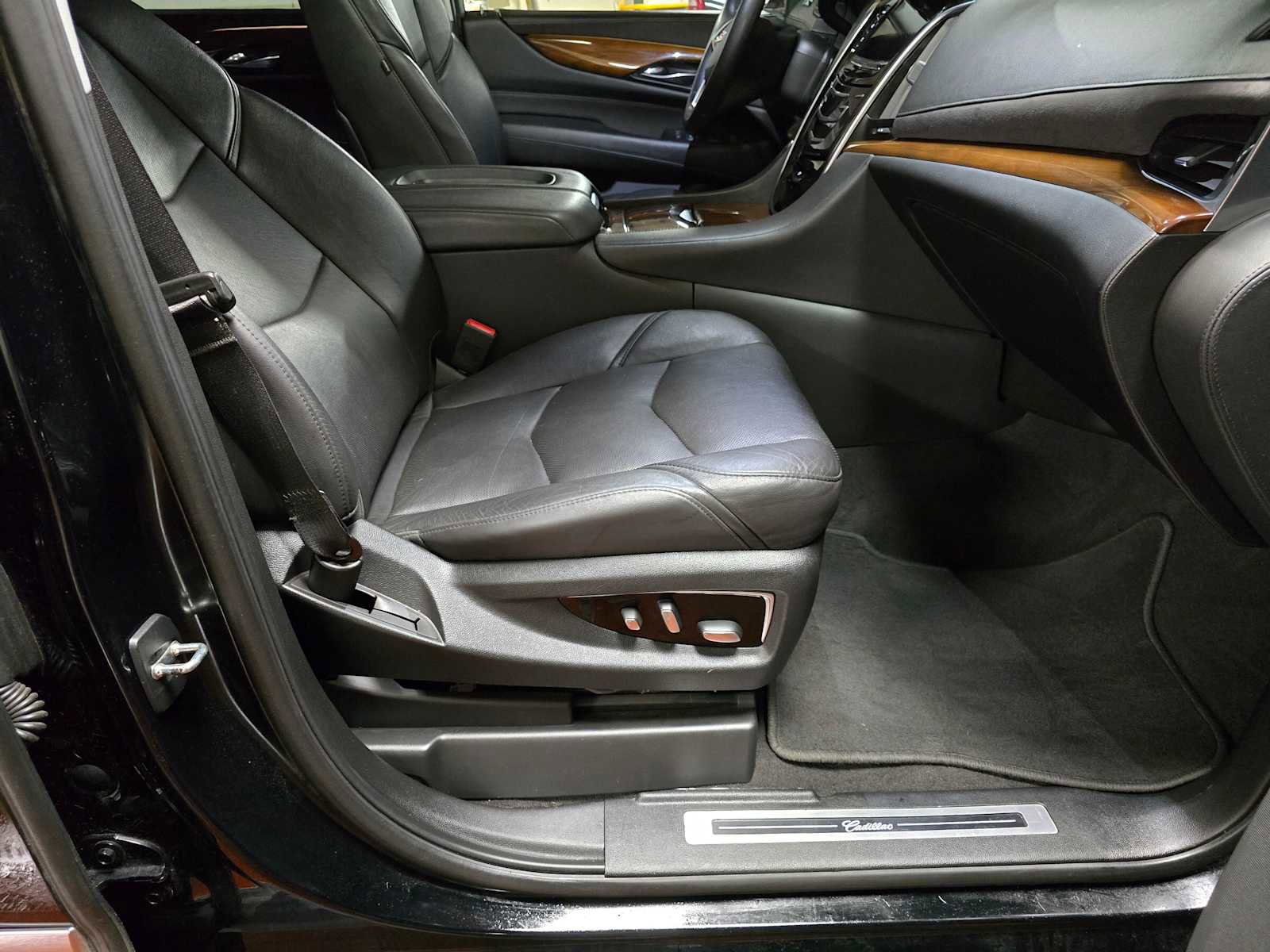 Used 2020 Cadillac Escalade Premium Luxury image 12