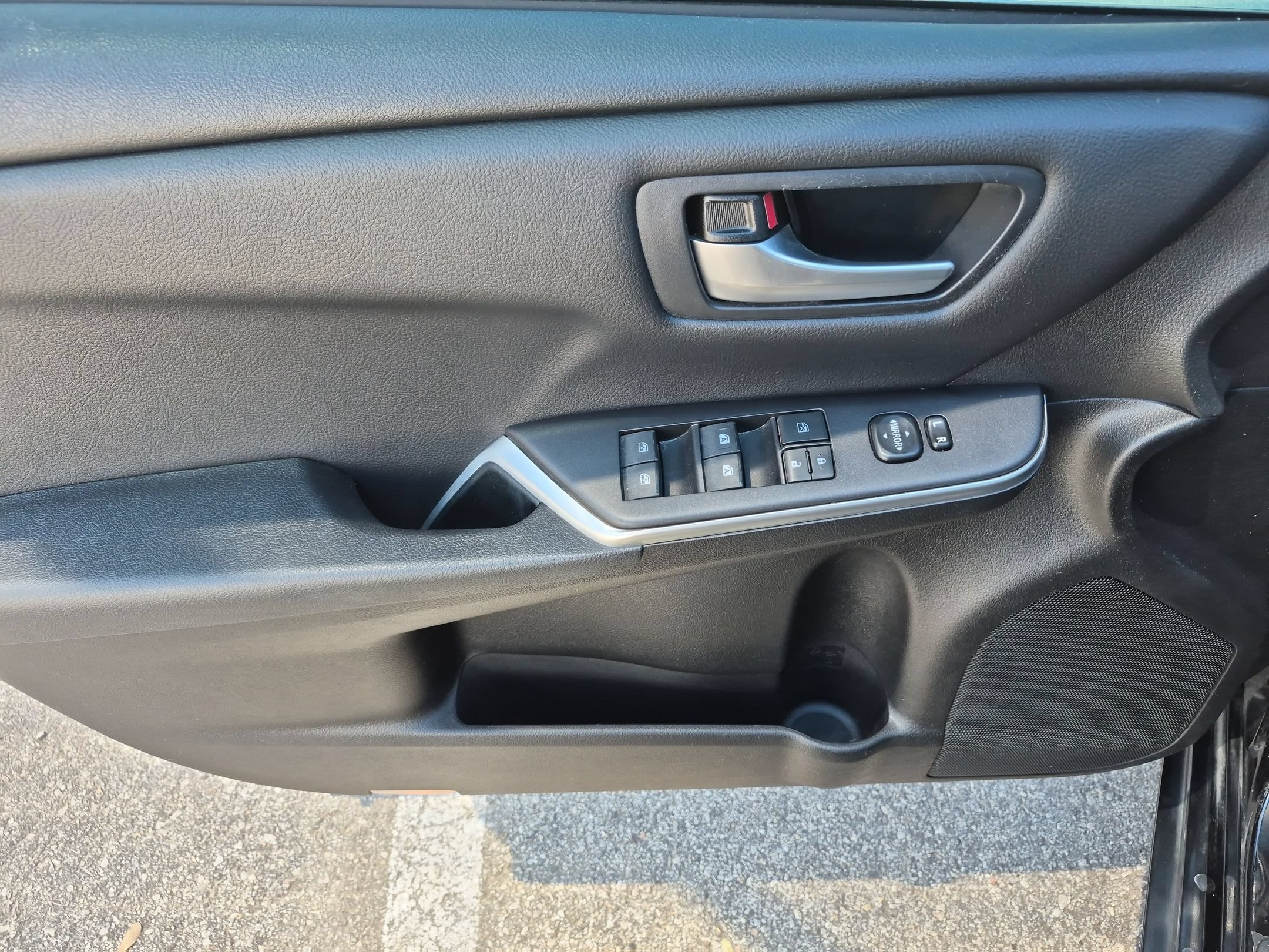 Used 2017 Toyota Camry LE FWD image 8