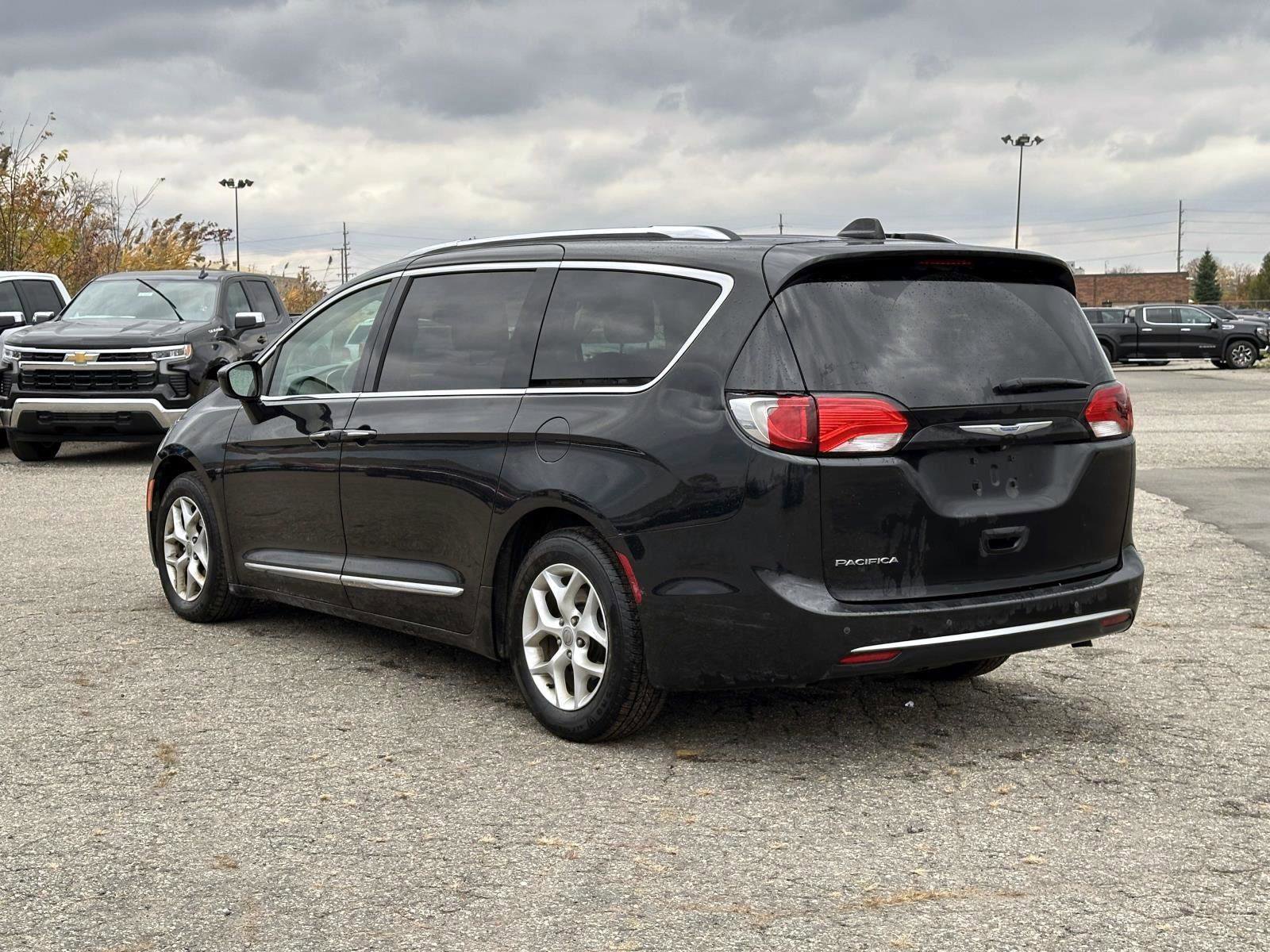 Used 2018 Chrysler Pacifica Touring-L Plus w/ Tire & Wheel Group image 3