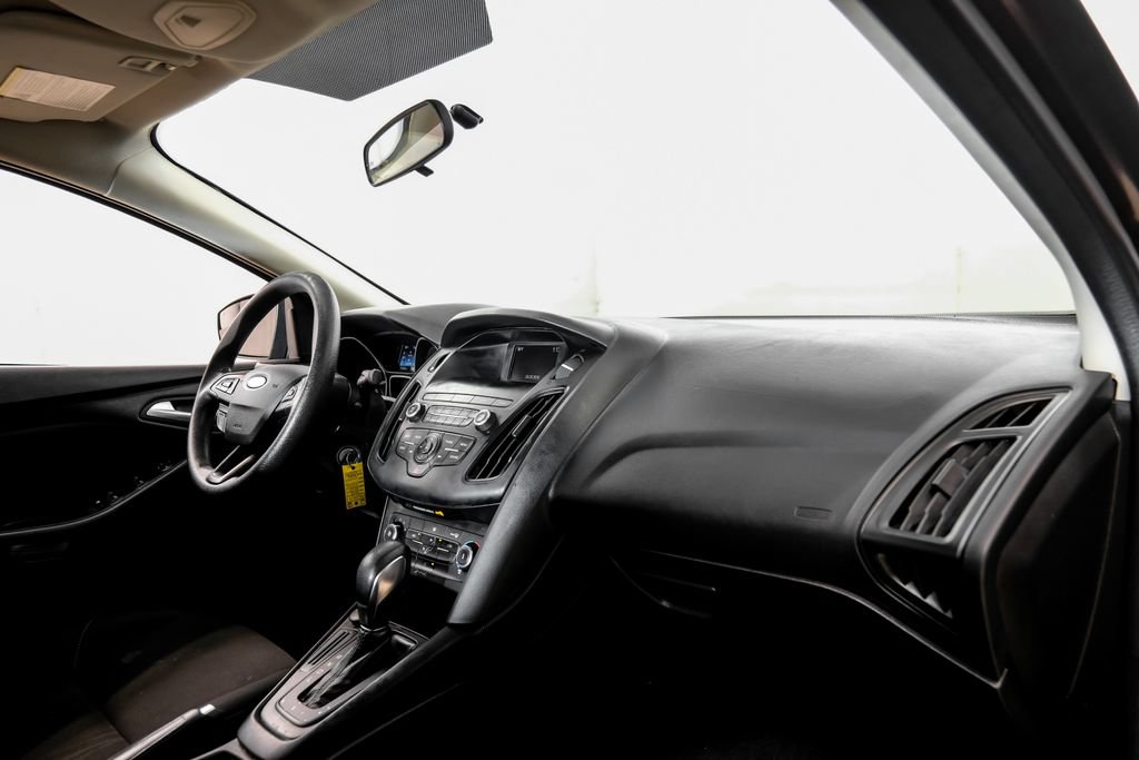 Used 2018 Ford Focus SE w/ SE Appearance Package FWD image 14