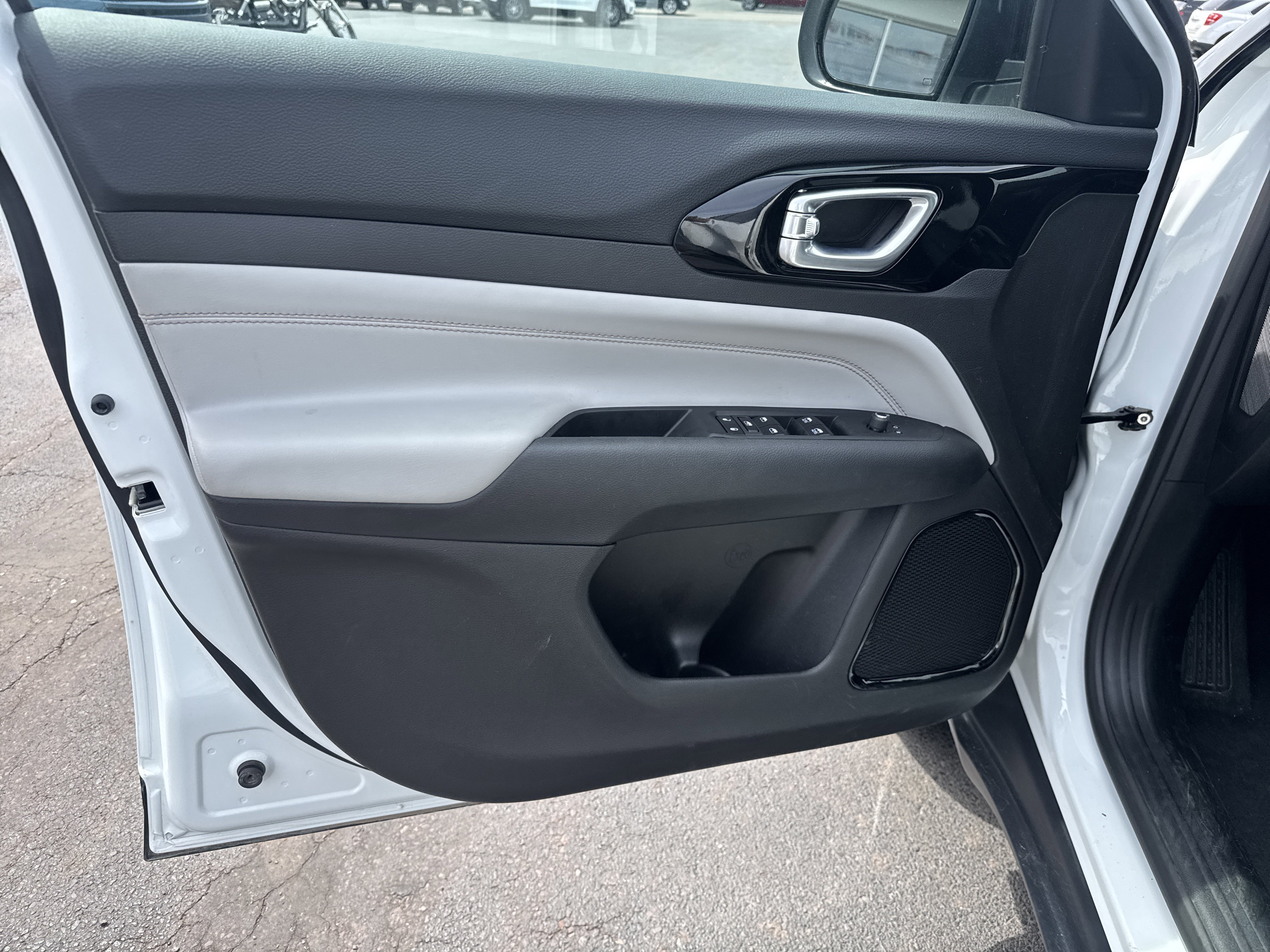 Used 2025 Jeep Compass Limited image 15