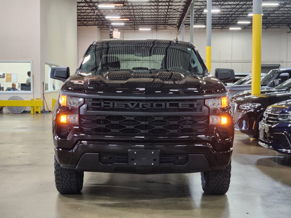 Used 2024 Chevrolet Silverado 1500 Custom Trail Boss w/ Midnight Edition AWD/4WD image 2