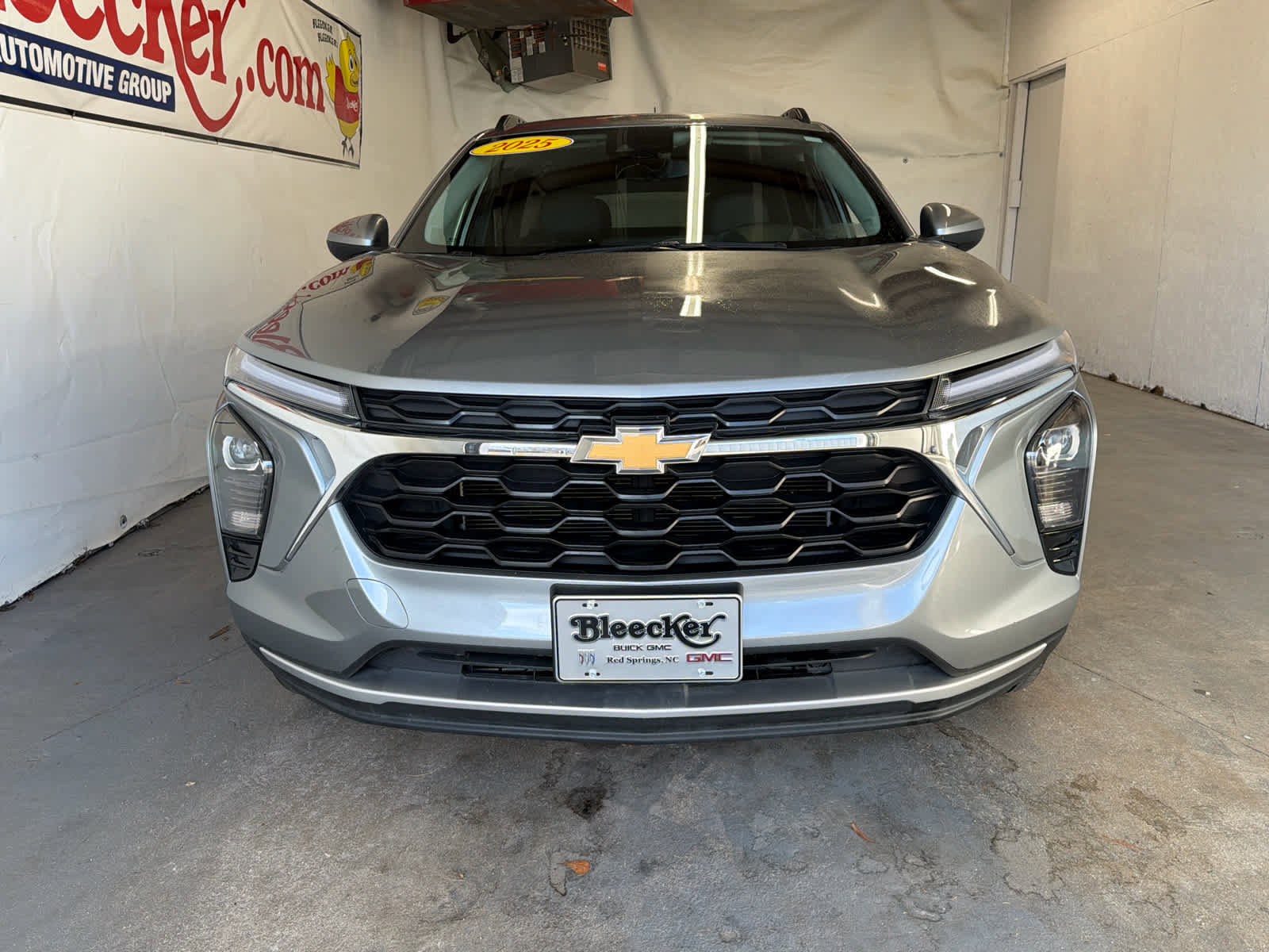 Used 2025 Chevrolet Trax LT w/ LT Convenience Package image 3