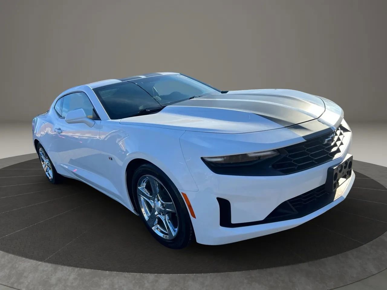 Used 2020 Chevrolet Camaro LT RWD image 3