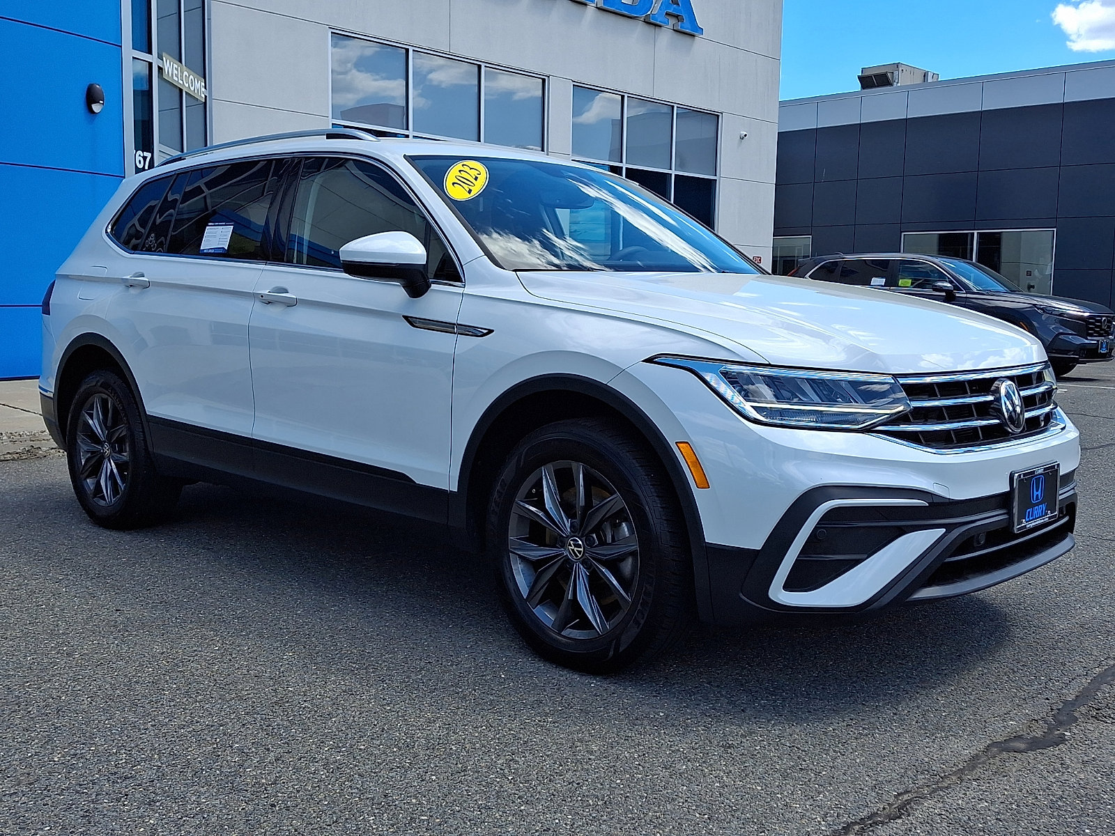 Used 2023 Volkswagen Tiguan SE AWD/4WD image 3
