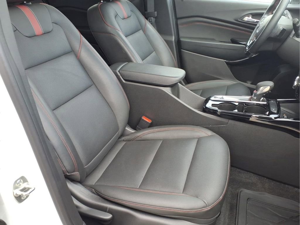 Used 2025 Chevrolet Trax RS w/ Sunroof Package FWD image 17