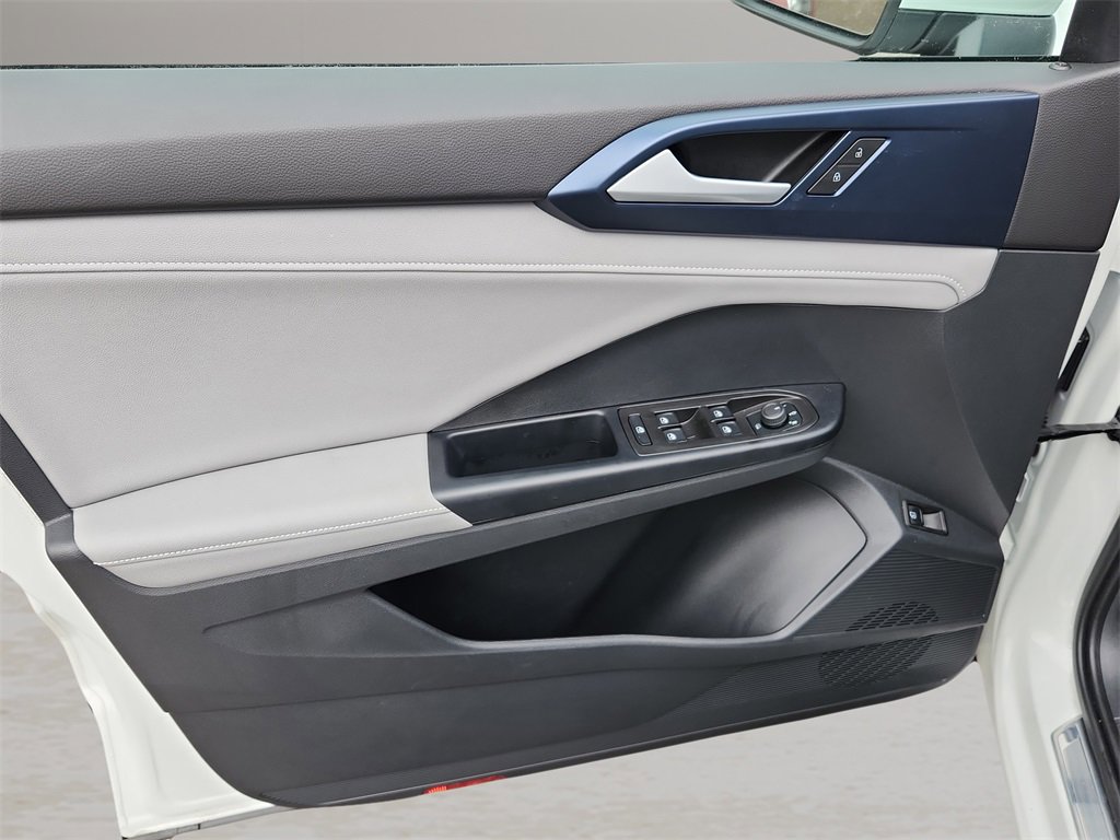 Used 2024 Volkswagen Taos SE w/ Panoramic Sunroof Package image 14