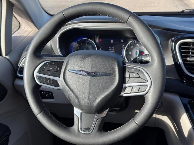 Used 2024 Chrysler Pacifica Touring-L FWD image 13