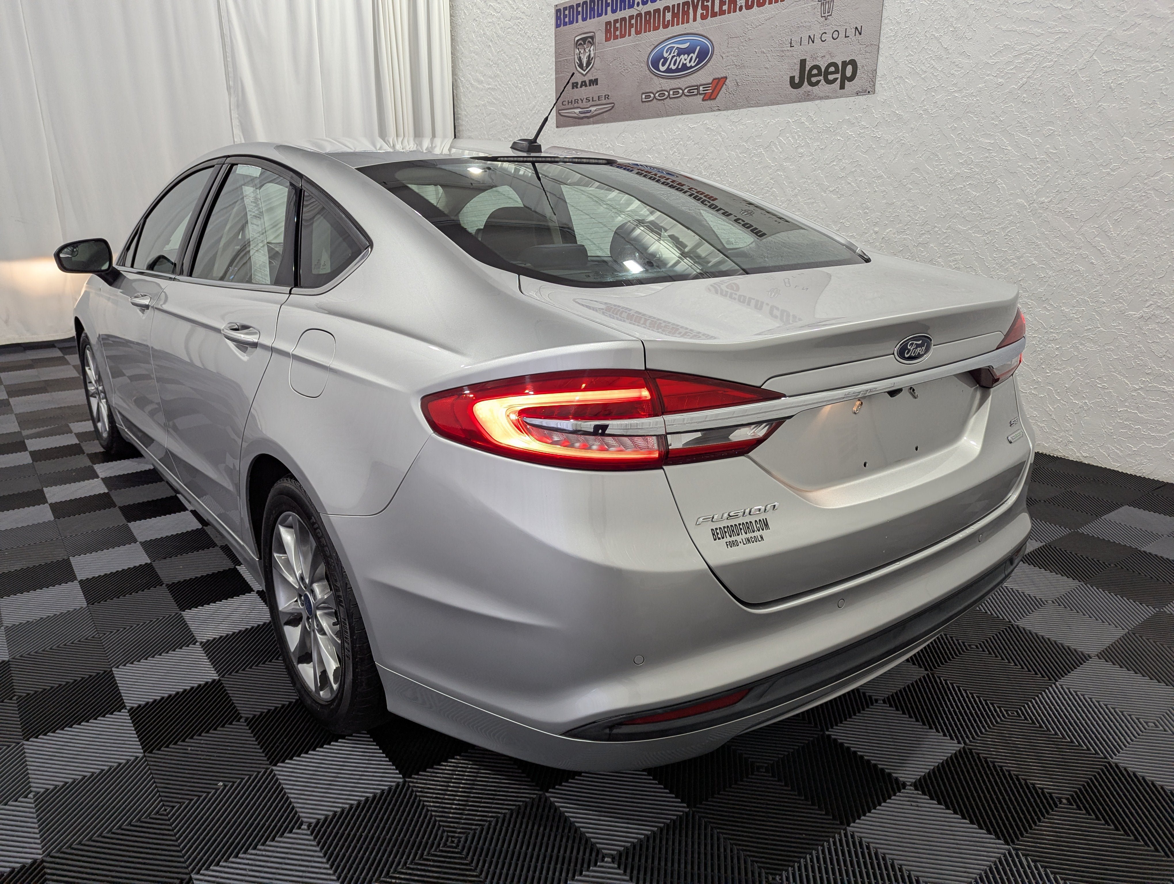Used 2017 Ford Fusion SE w/ Fusion SE Technology Package FWD image 9