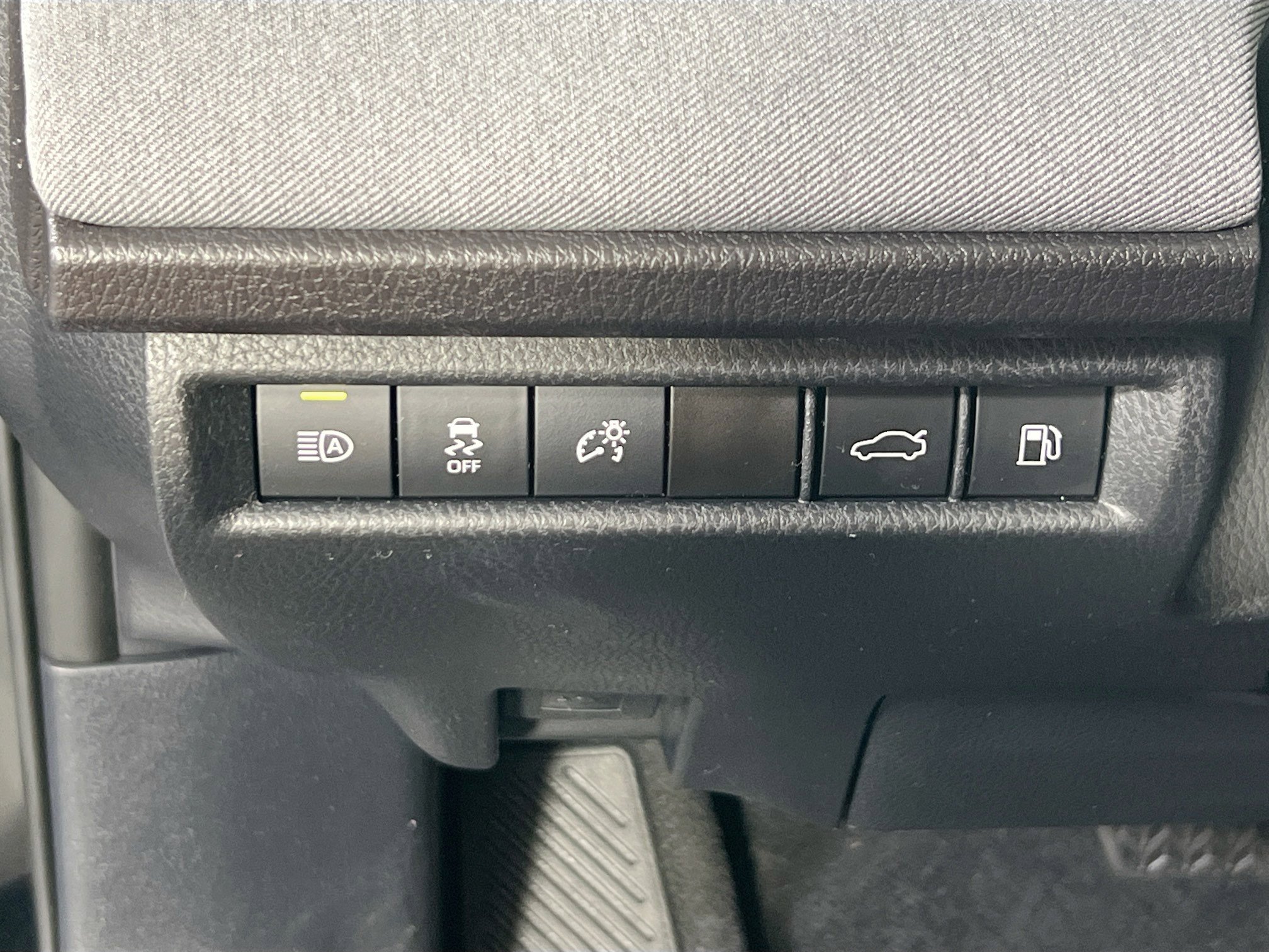 Used 2025 Toyota Camry LE w/ Convenience Package image 10