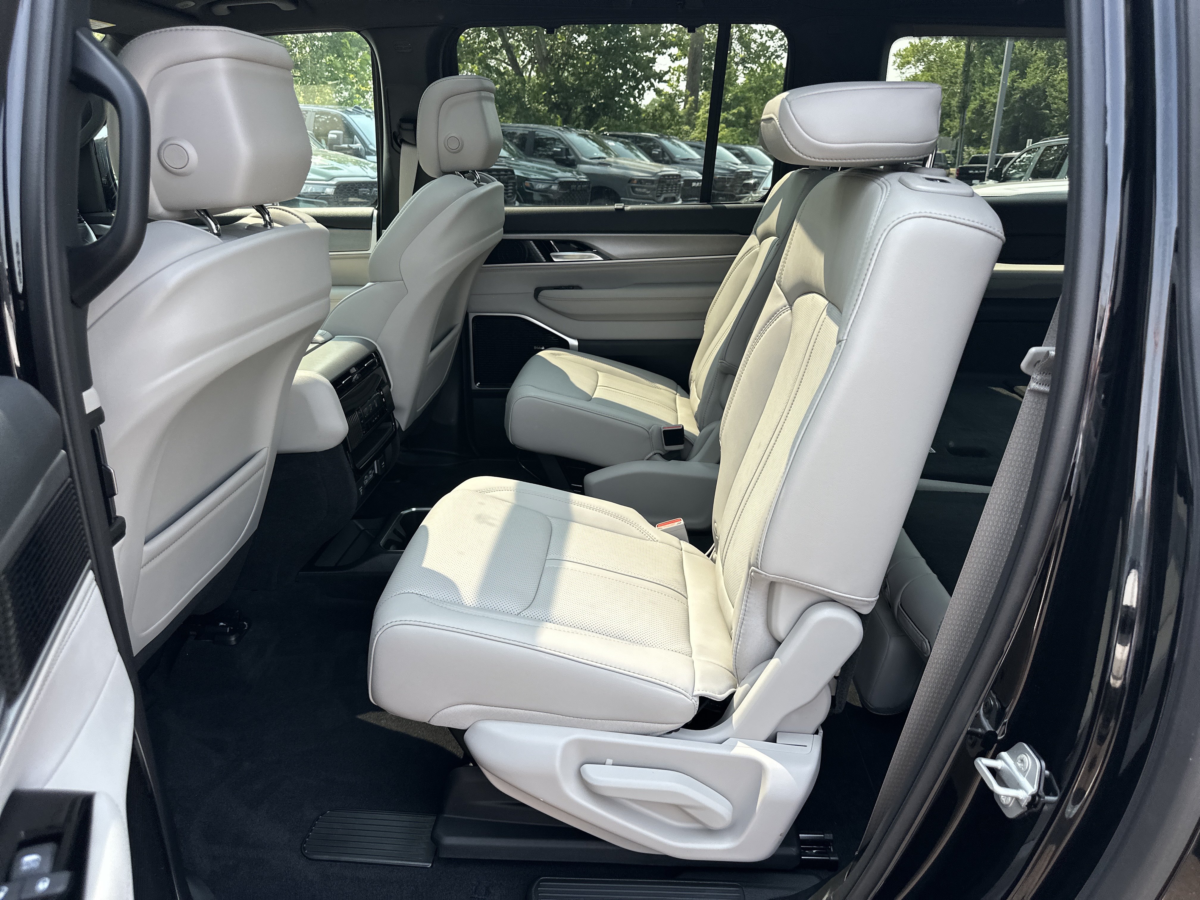 New 2026 Jeep Grand Wagoneer L Limited AWD/4WD image 28