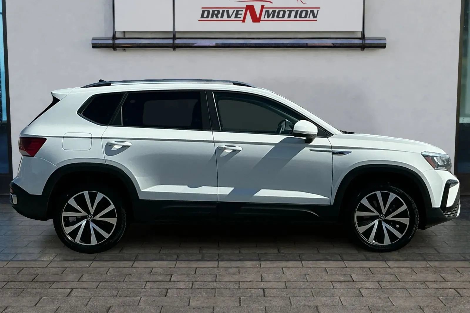 Used 2023 Volkswagen Taos SE image 3