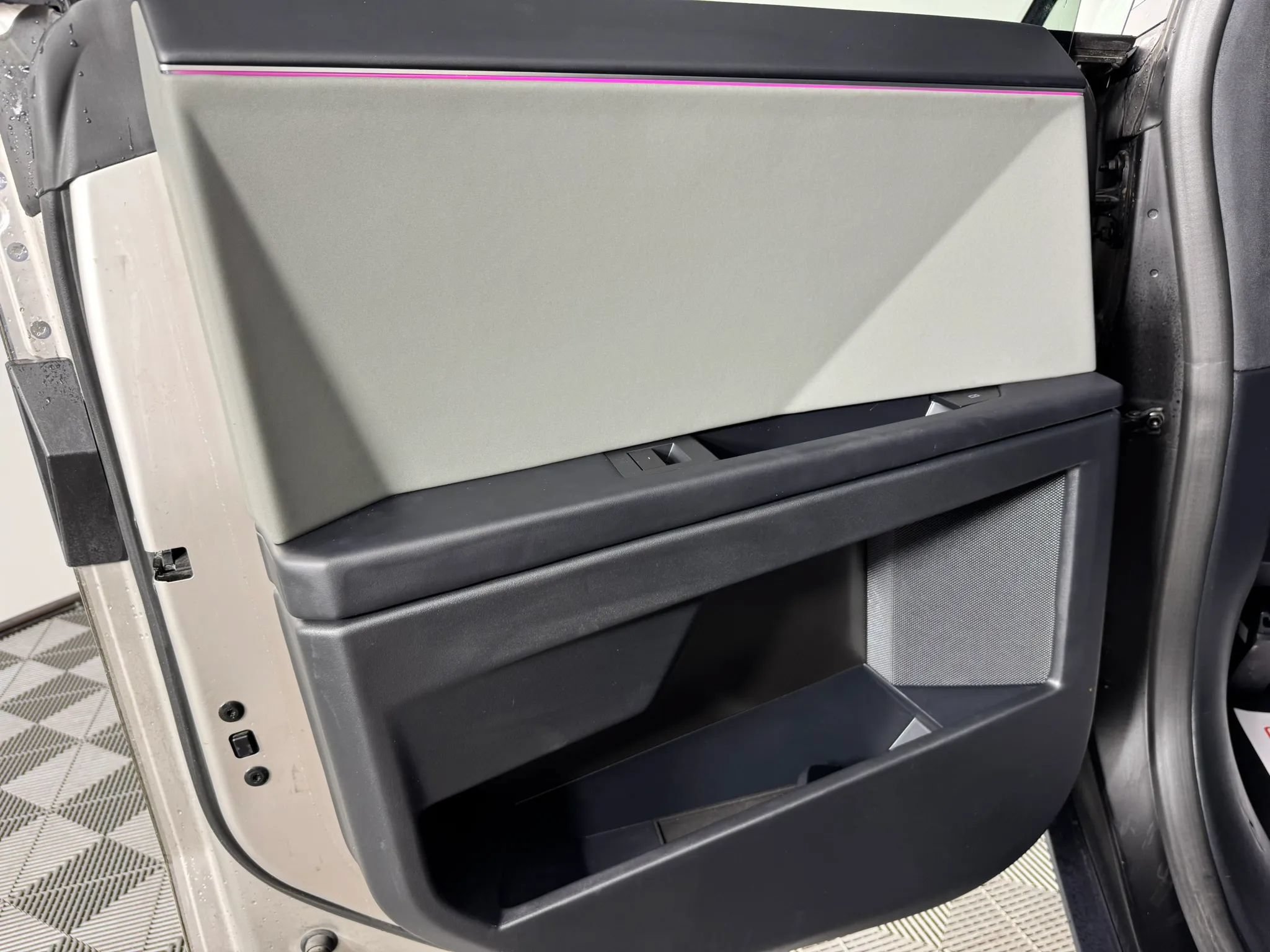 Used 2024 Tesla Cybertruck AWD Crew Cab image 39