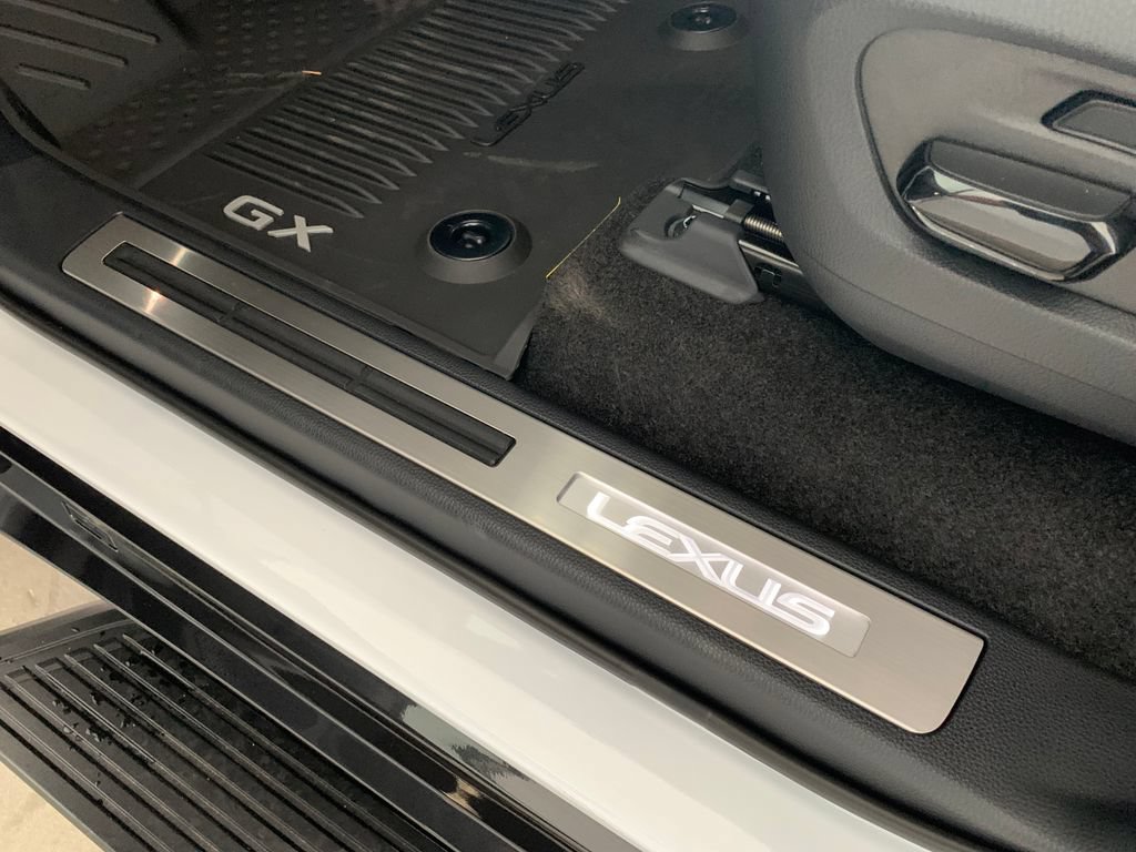 Used 2026 Lexus GX 550 w/ Accessory Package (2T) AWD/4WD image 16
