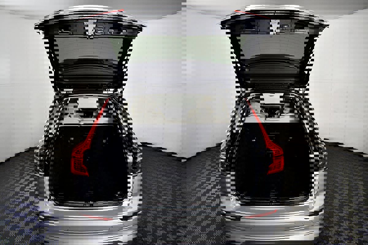 Used 2022 Volvo XC60 B5 Momentum image 43