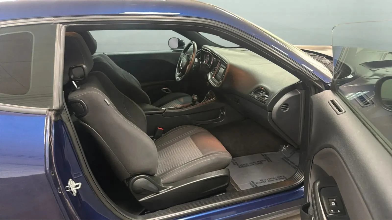 Used 2015 Dodge Challenger SXT RWD image 21