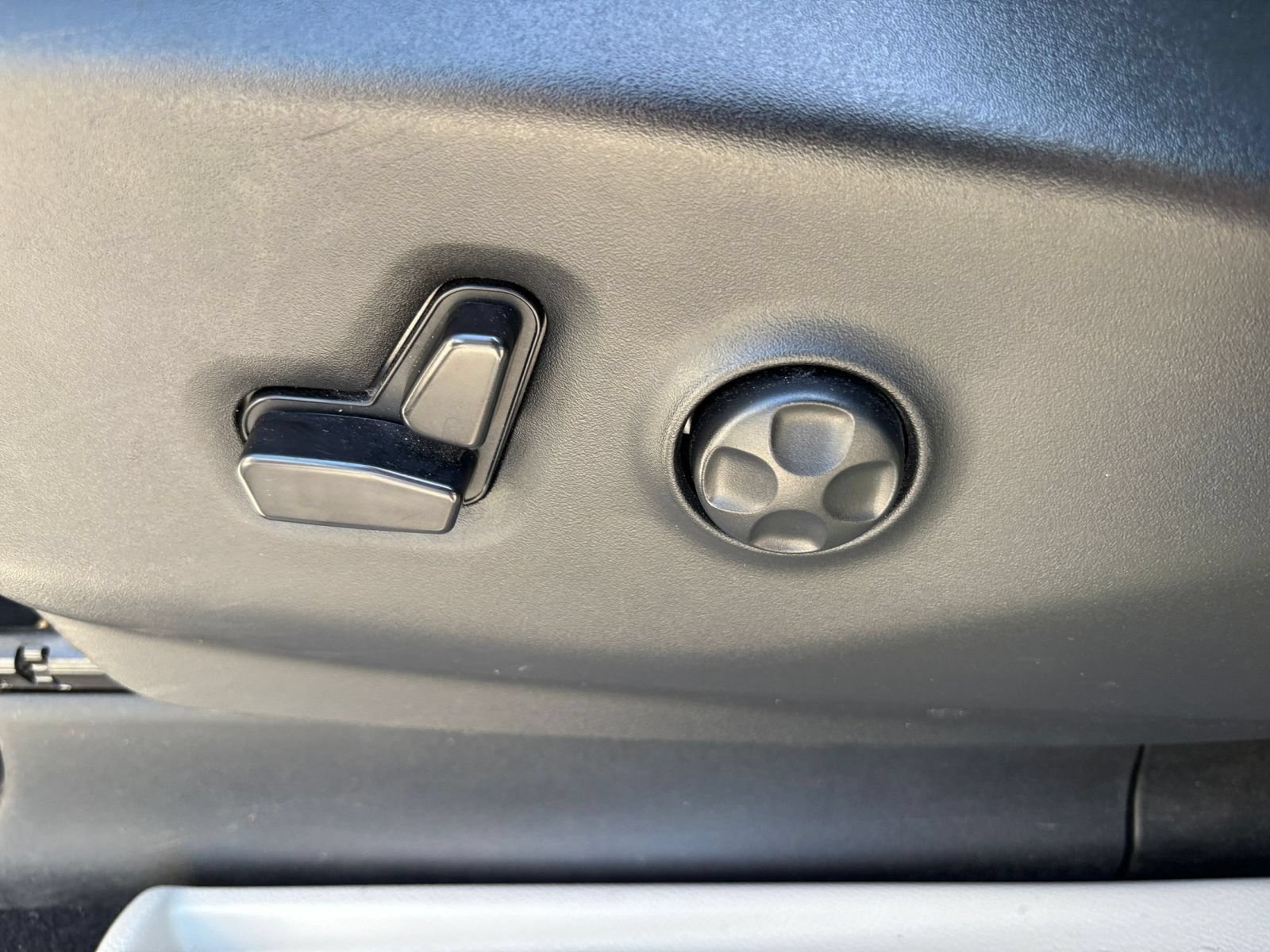 Used 2024 Chrysler Voyager LX FWD image 21