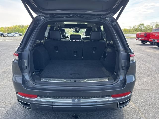 Used 2022 Jeep Grand Cherokee Overland w/ Luxury Tech Group IV AWD/4WD image 19