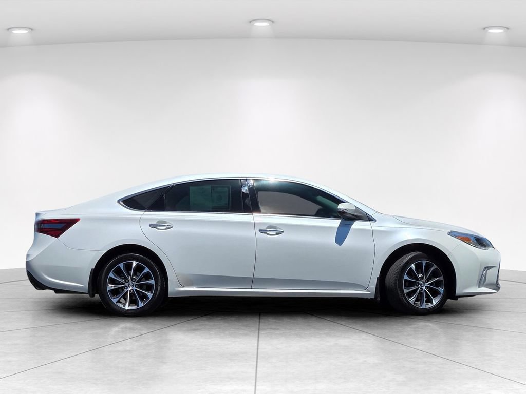 Used 2018 Toyota Avalon XLE Premium FWD image 3