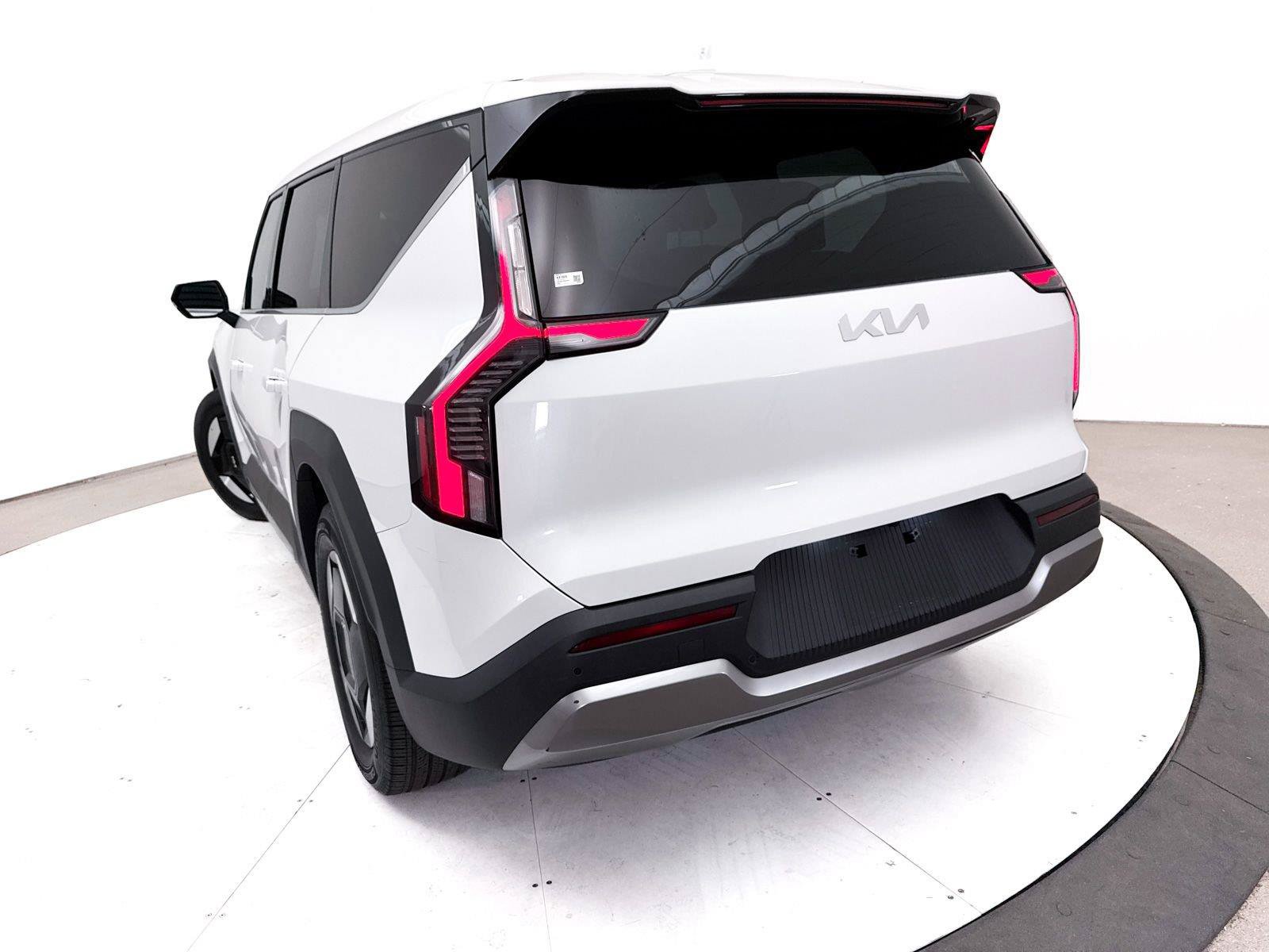 Used 2024 Kia EV9 Light Long Range RWD image 7