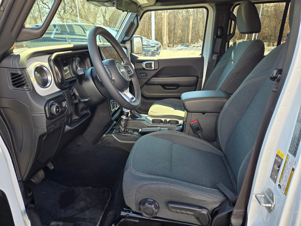 Used 2025 Jeep Wrangler Sahara image 20