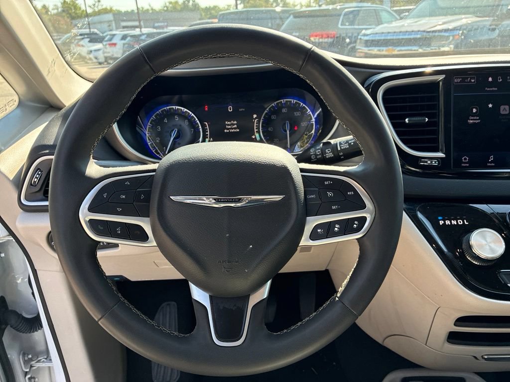 Used 2024 Chrysler Pacifica Touring-L FWD image 19