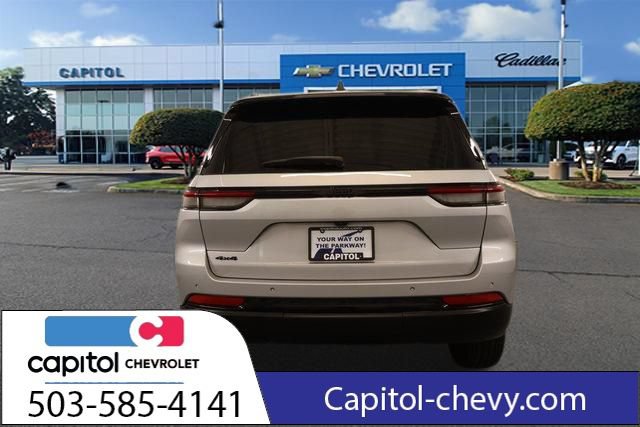 Used 2025 Jeep Grand Cherokee Altitude AWD/4WD image 3