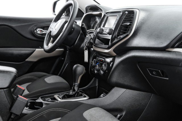 Used 2018 Jeep Cherokee Latitude FWD image 21