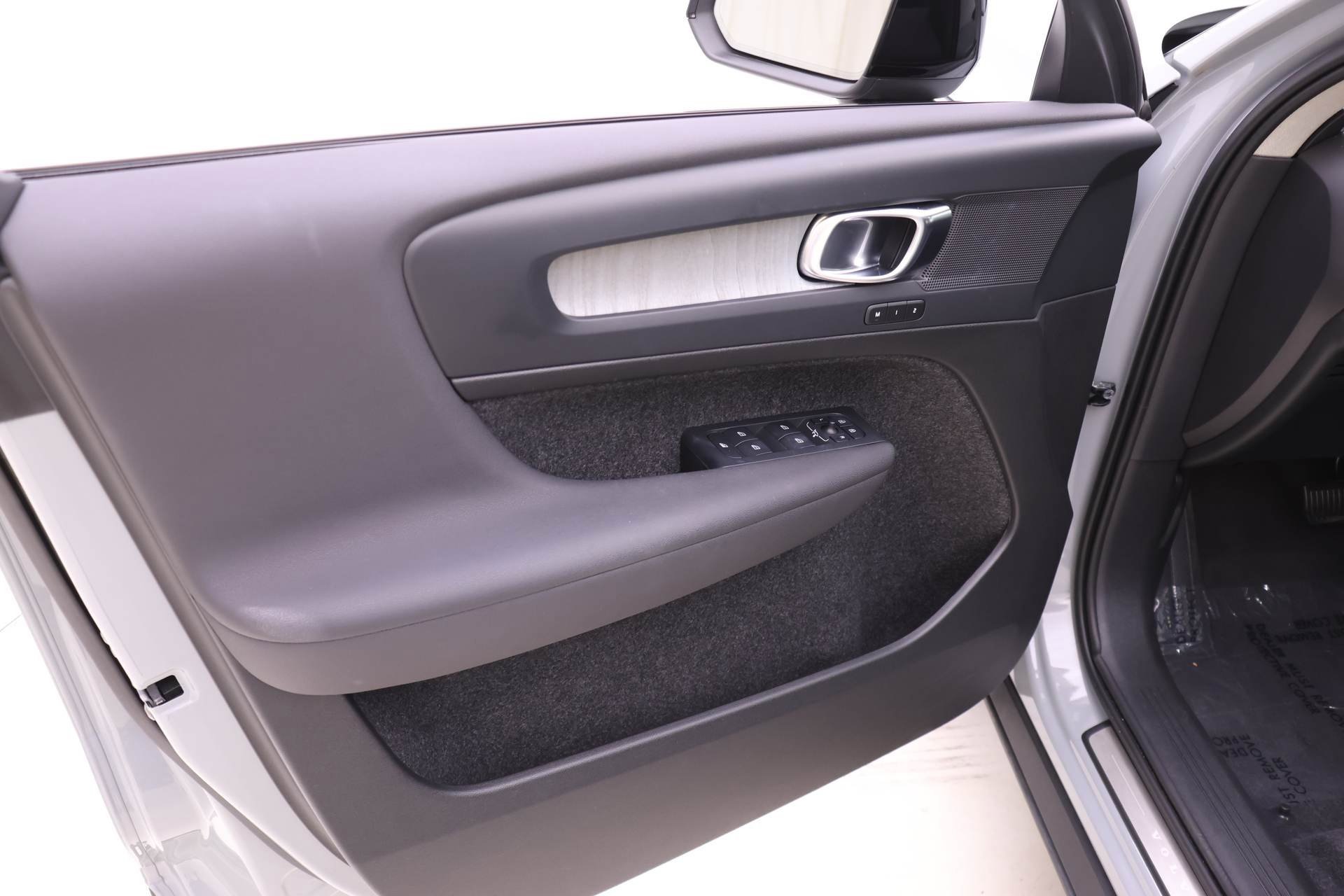 Certified 2024 Volvo XC40 B5 Plus image 13