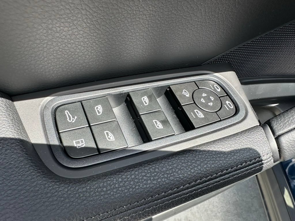 Certified 2025 Porsche Cayenne E-Hybrid Coupe AWD/4WD image 15