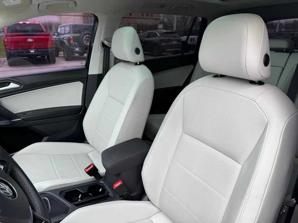 Used 2020 Volkswagen Tiguan SE w/ Panoramic Sunroof Package image 3