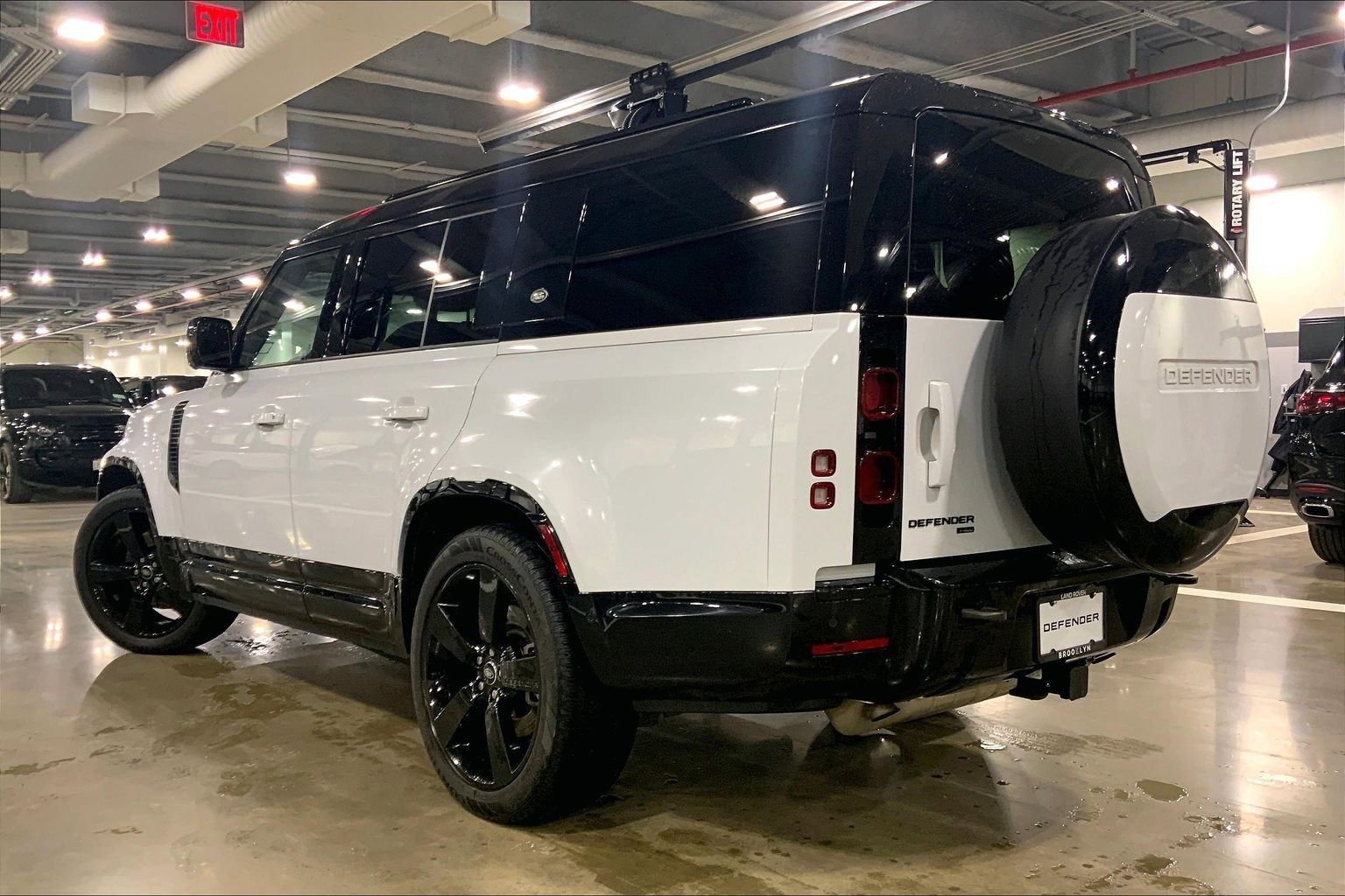 Used 2023 Land Rover Defender 130 X-Dynamic SE image 3