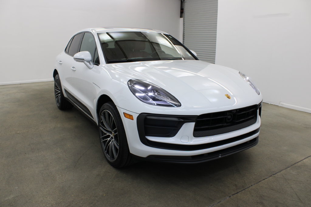 Certified 2024 Porsche Macan AWD/4WD image 9