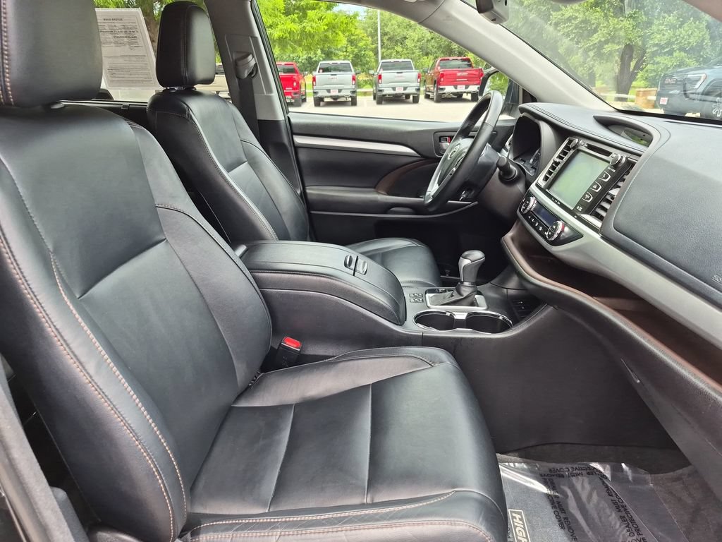 Used 2017 Toyota Highlander XLE FWD image 35