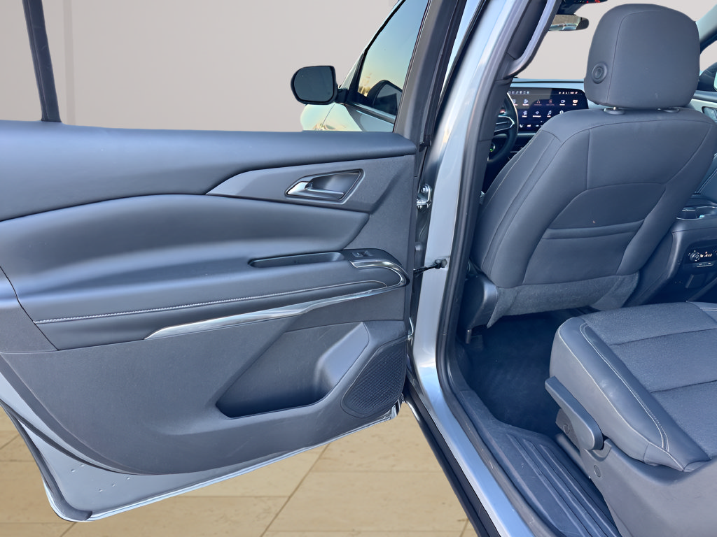 Used 2024 Chevrolet Traverse LT FWD image 32