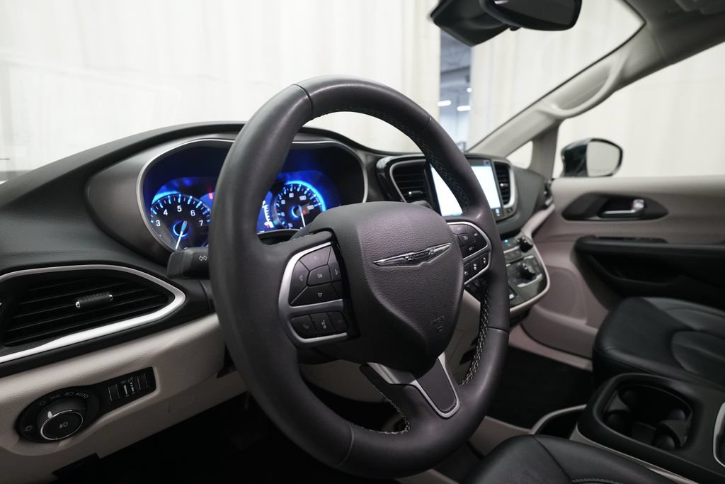 Used 2024 Chrysler Pacifica Touring-L FWD image 8