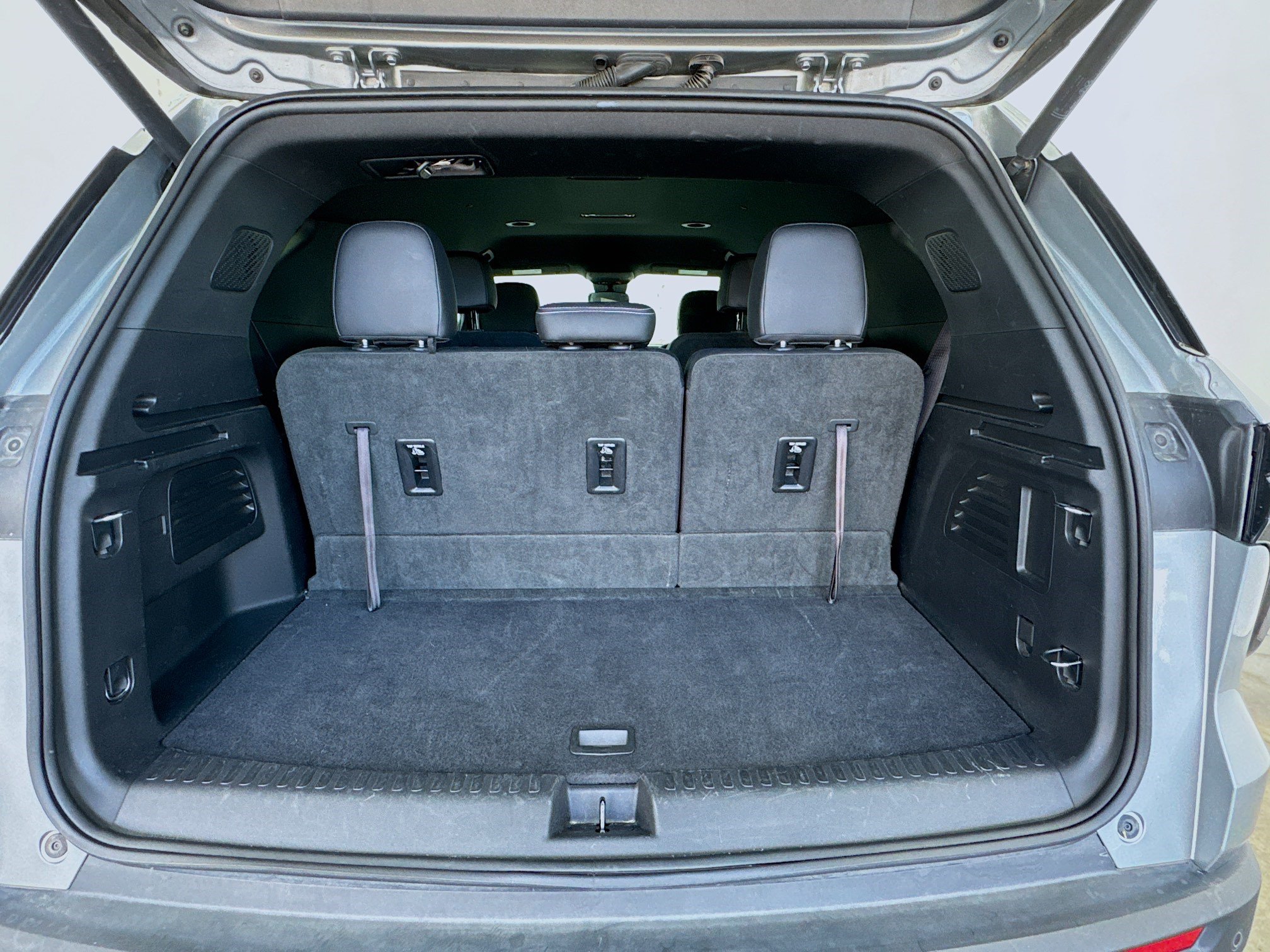 Used 2025 Chevrolet Traverse LT FWD image 17