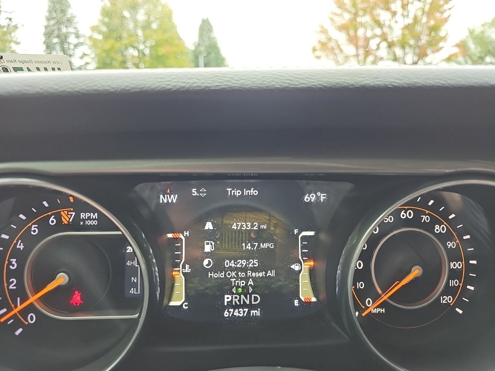 Used 2018 Jeep Wrangler Unlimited Sahara w/ Cold Weather Group AWD/4WD image 23