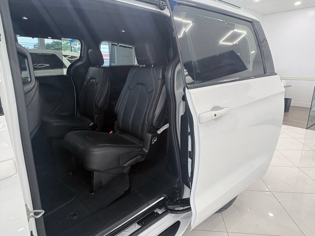 Used 2020 Chrysler Pacifica Touring-L w/ Advanced Safetytec Group AWD/4WD image 15