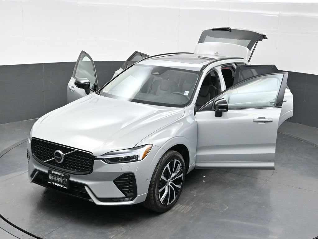 Used 2025 Volvo XC60 B5 Plus image 32
