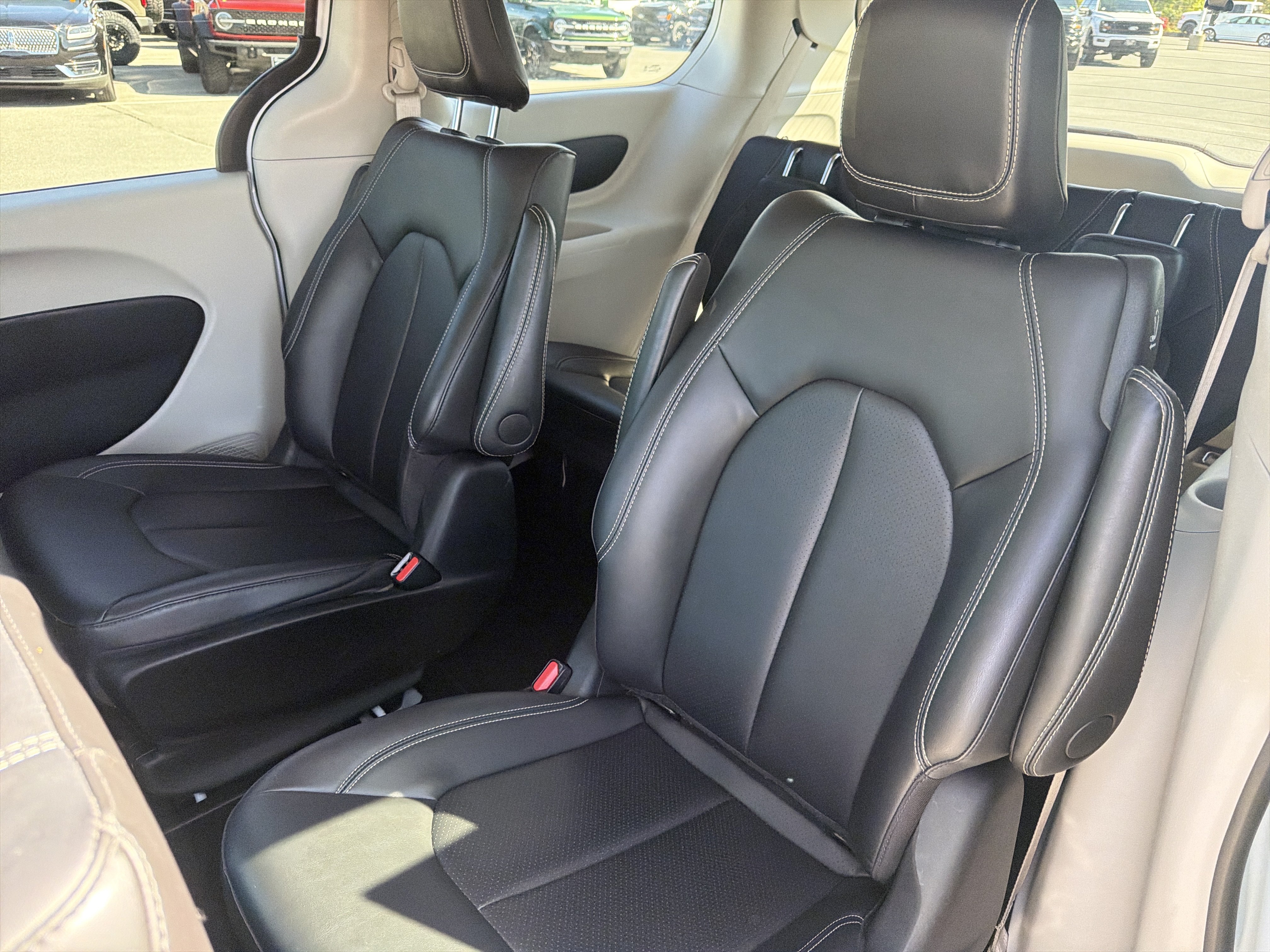 Used 2024 Chrysler Pacifica Limited FWD image 13