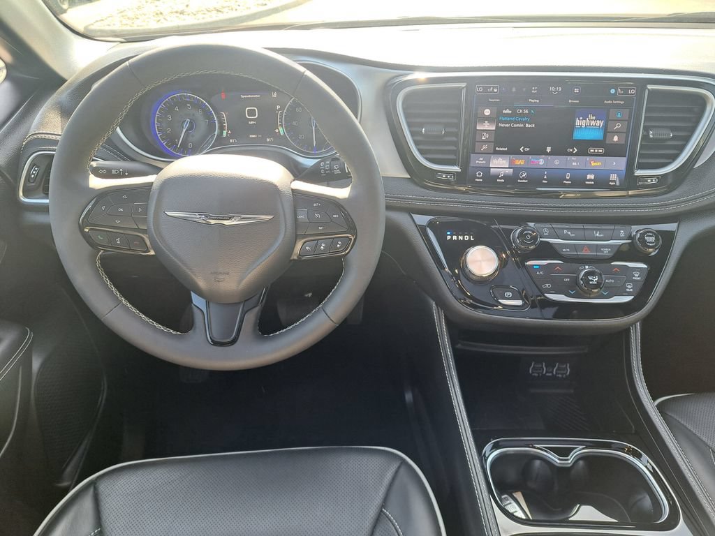 Used 2025 Chrysler Pacifica Limited FWD image 13