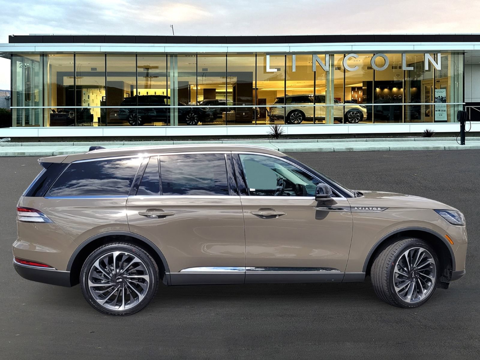 New 2025 Lincoln Aviator Reserve w/ Equipment Group 201A image 3