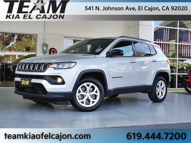 Used 2024 Jeep Compass Latitude image 2