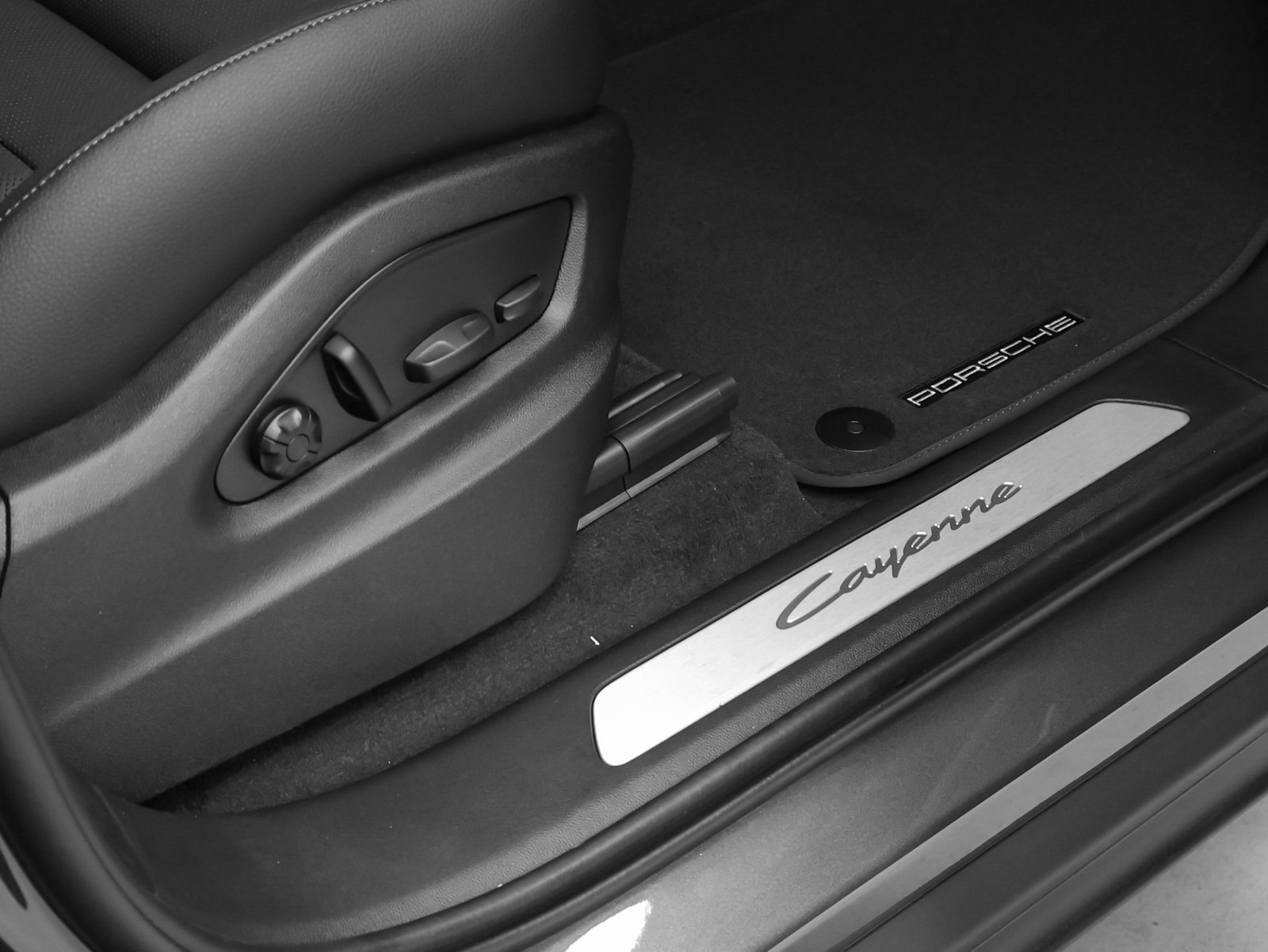 Certified 2025 Porsche Cayenne image 17