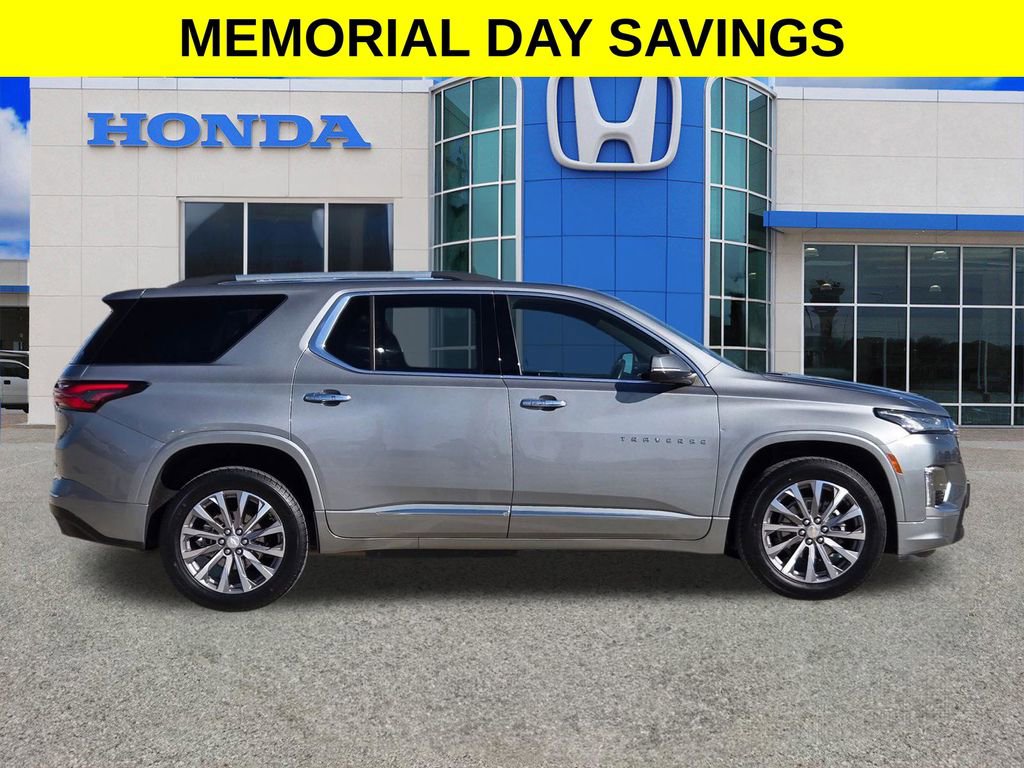 Used 2023 Chevrolet Traverse Premier FWD image 2