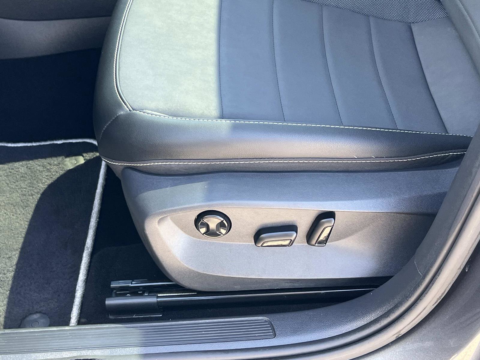 Certified 2023 Volkswagen Taos SE w/ Panoramic Sunroof Package image 17